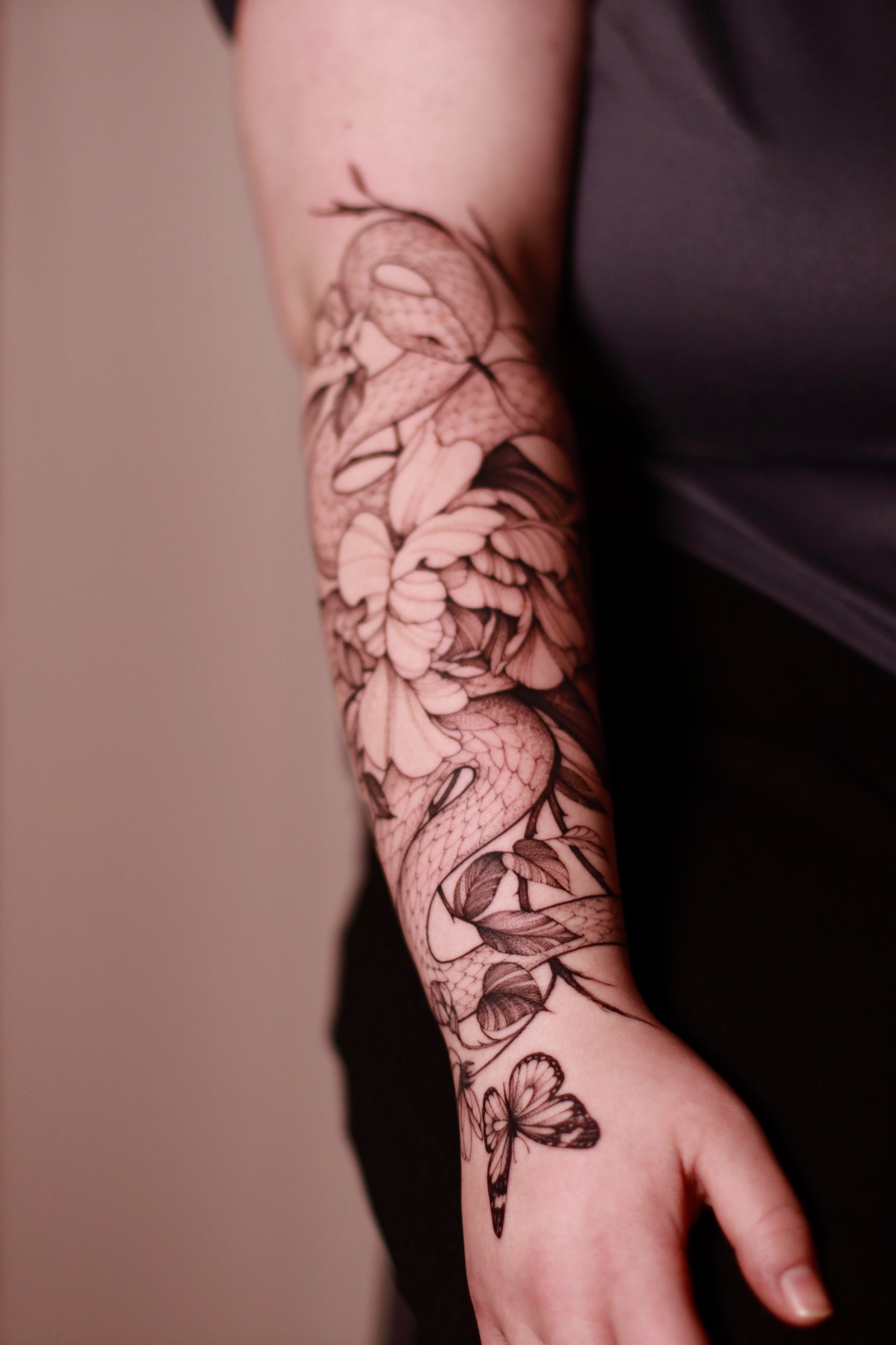 FIneline-Tattoo-Arm - Tattoo von Daria bei Void Ink Berlin