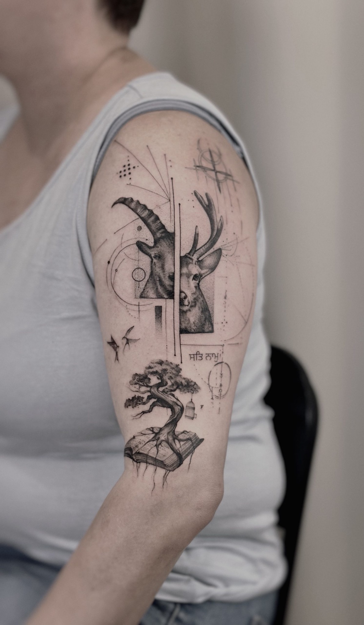 Oberarm-concept-art-monumental-tattoo - Tattoo von Daria bei Void Ink Berlin