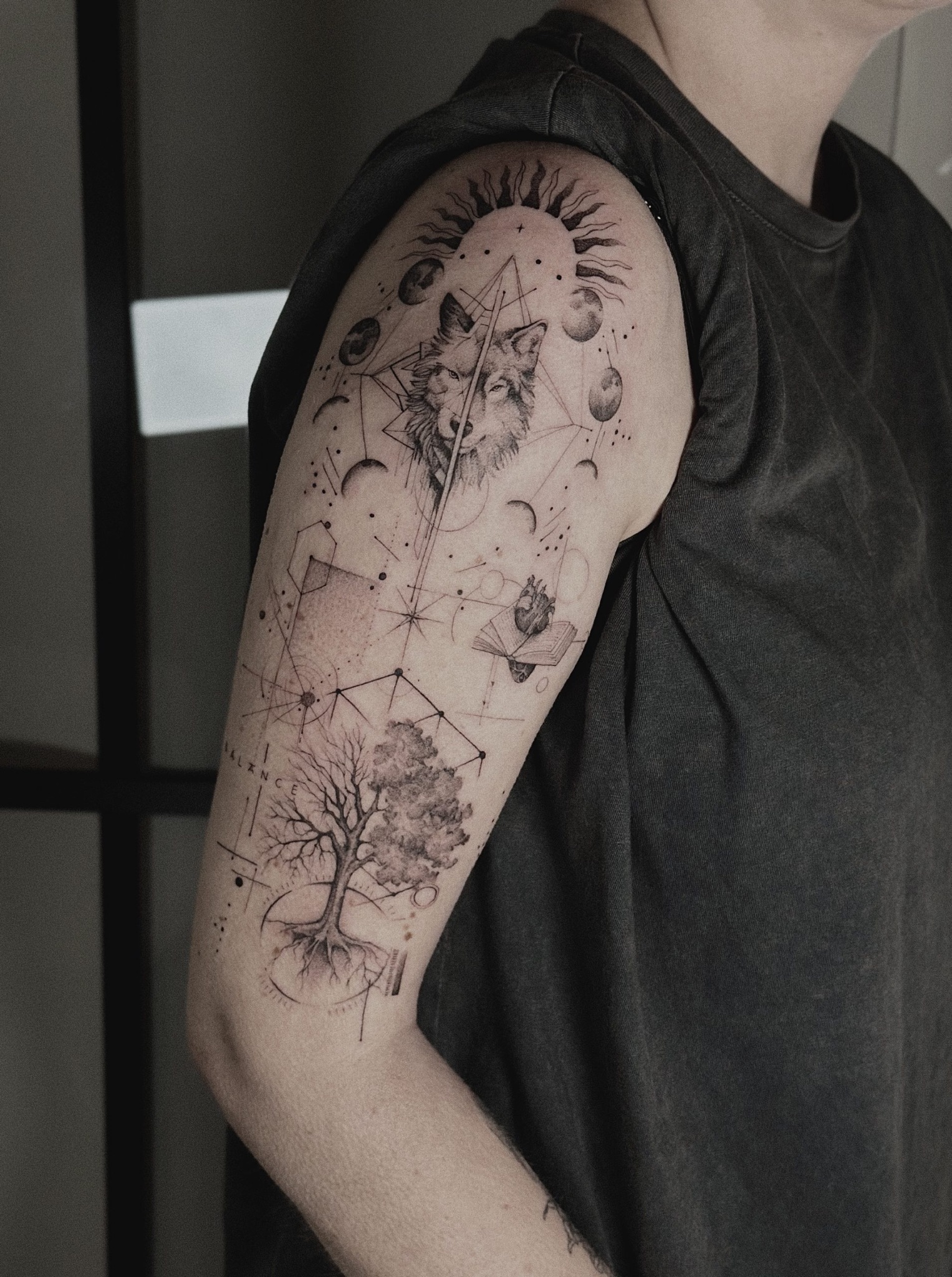 Oberarm-tattoo-wolf-concept - Tattoo von Daria bei Void Ink Berlin