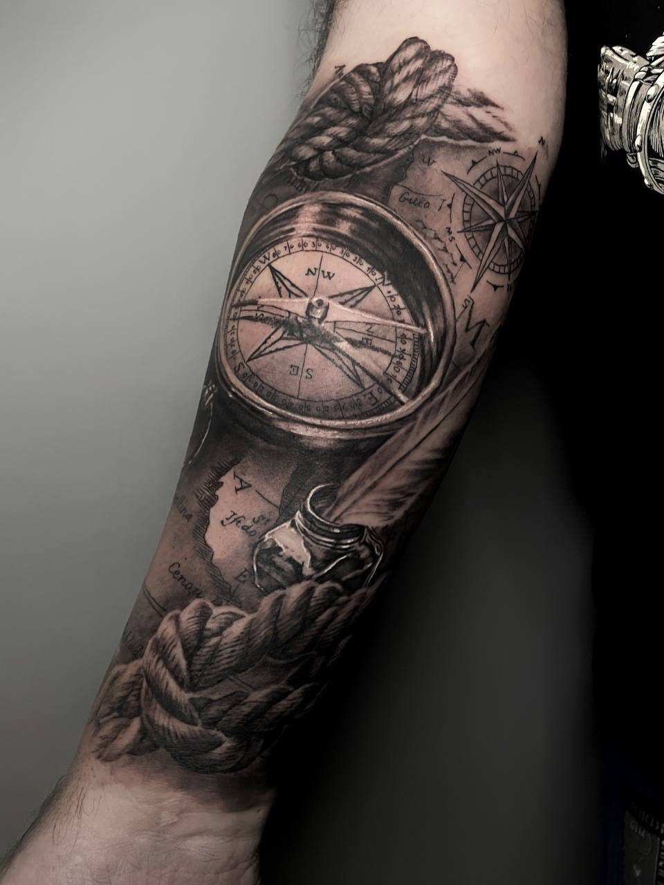Kompass Tattoo Berlin - Tattoo von Eugen bei Void Ink Berlin