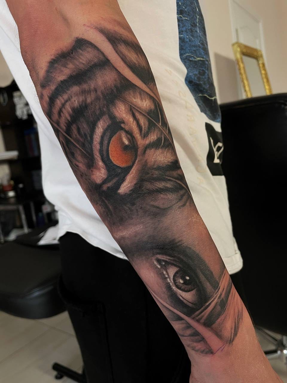 Tiger Eye Realistic tattoo Berlin - Tattoo von Eugen bei Void Ink Berlin