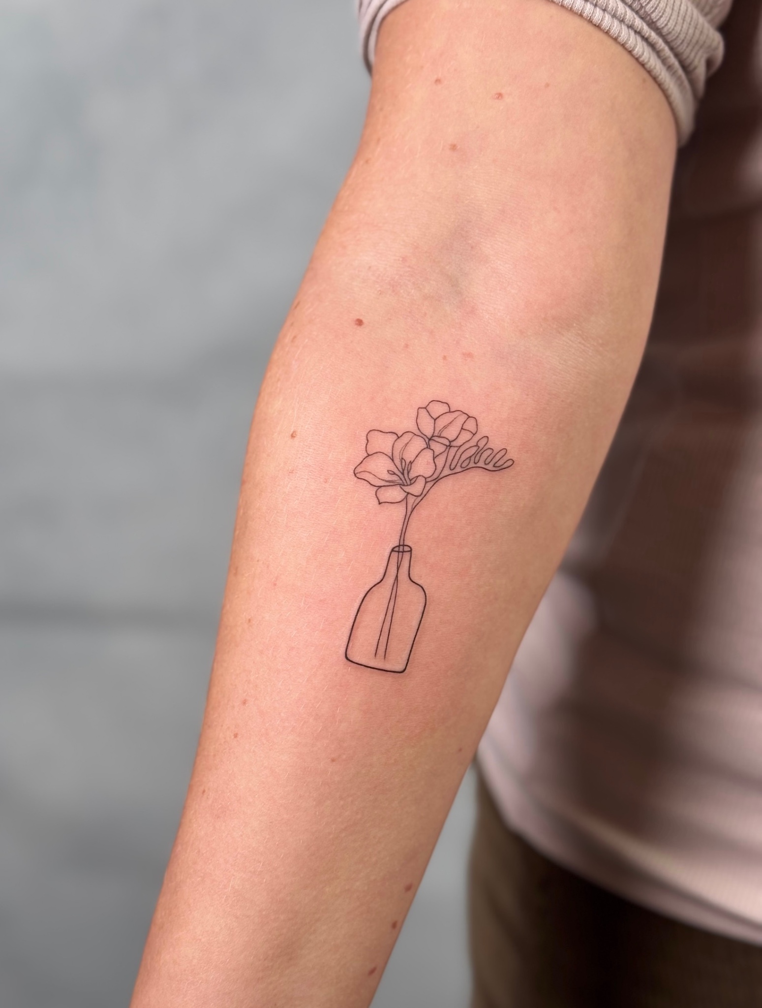 fineline-blumen-tattoo-berlin - Tattoo von Helen bei Void Ink Berlin