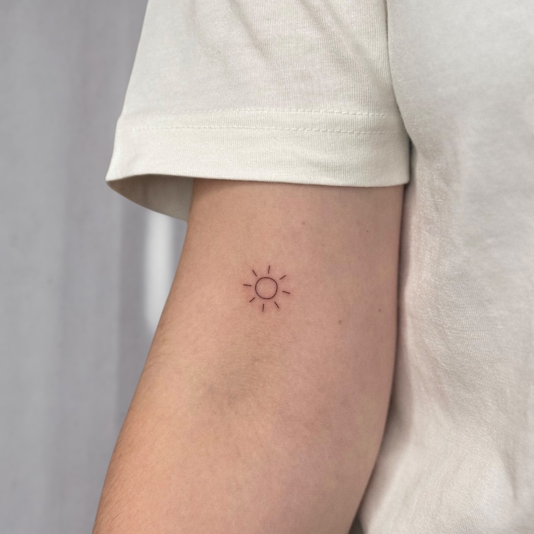 sonne-tattoo-fineline-mauerpark - Tattoo von Helen bei Void Ink Berlin