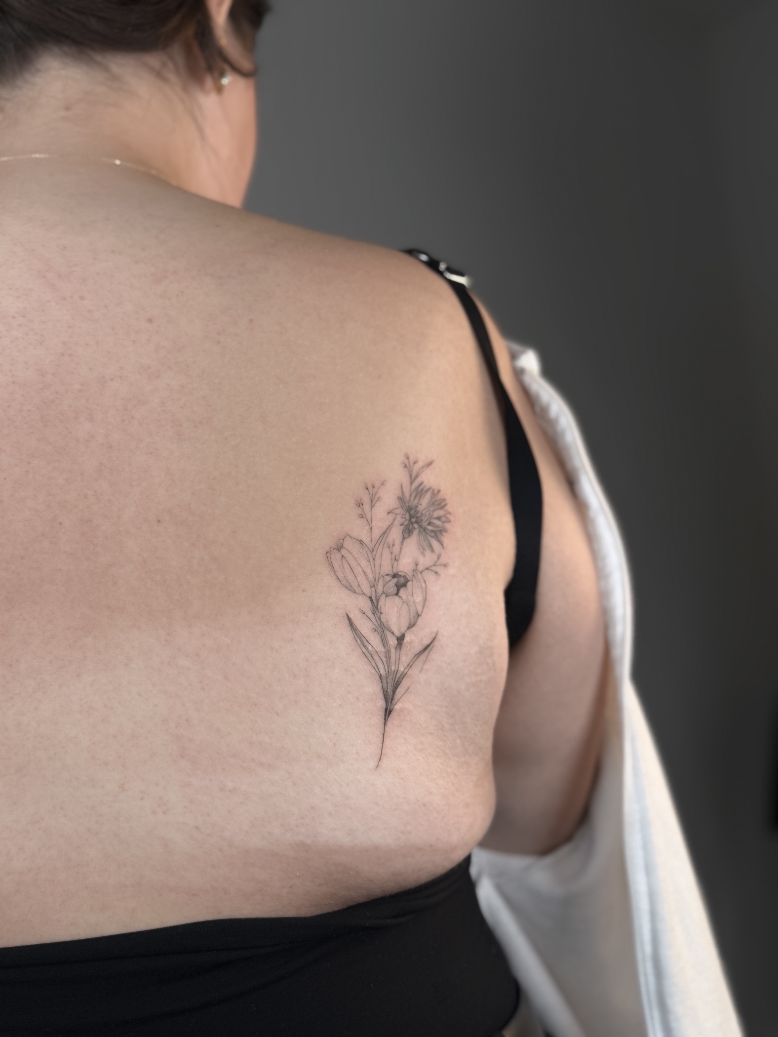 blumen-fineline-tattoo-mauerpark - Tattoo von Jelena bei Void Ink Berlin