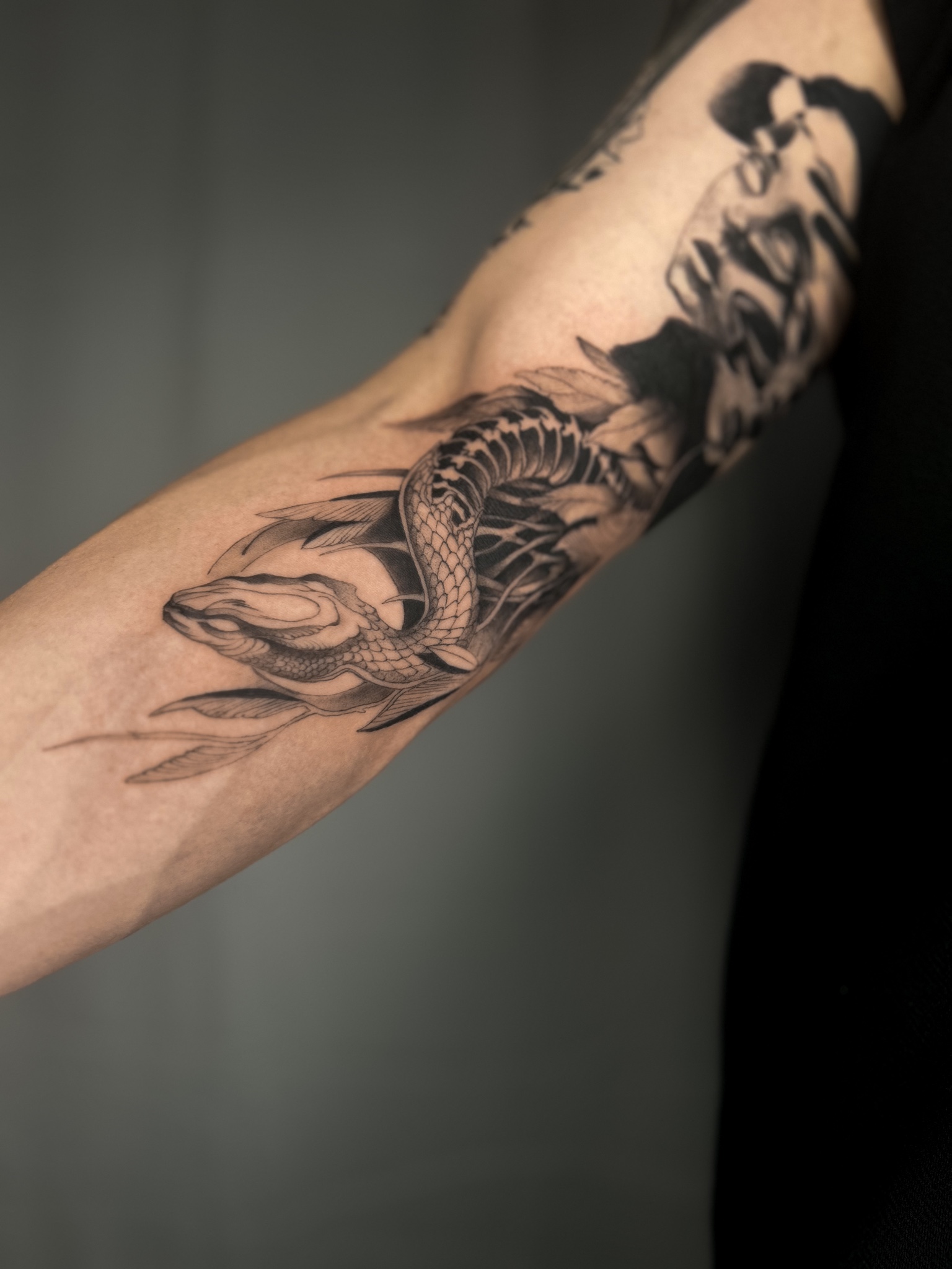 snake-dark-fineline-tattoo-berlin - Tattoo von Jelena bei Void Ink Berlin