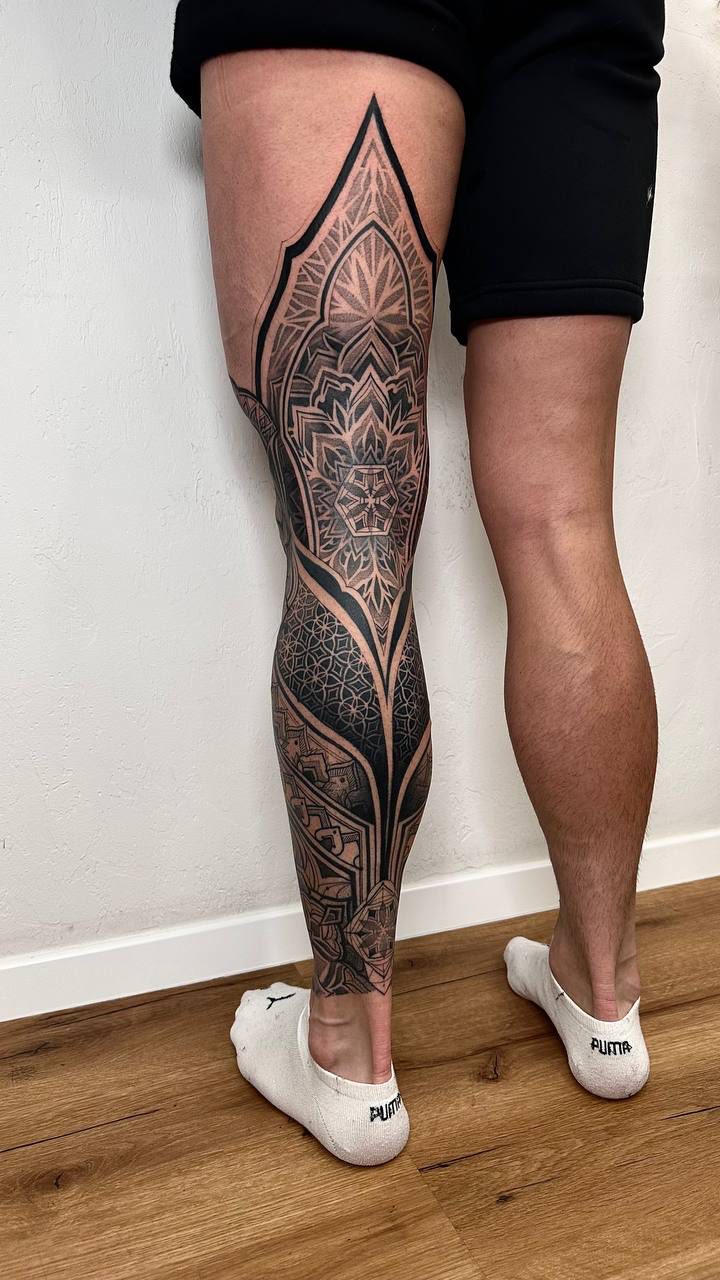 Mandala Leg Tattoo Berlin - Tattoo von Zina bei Void Ink Berlin