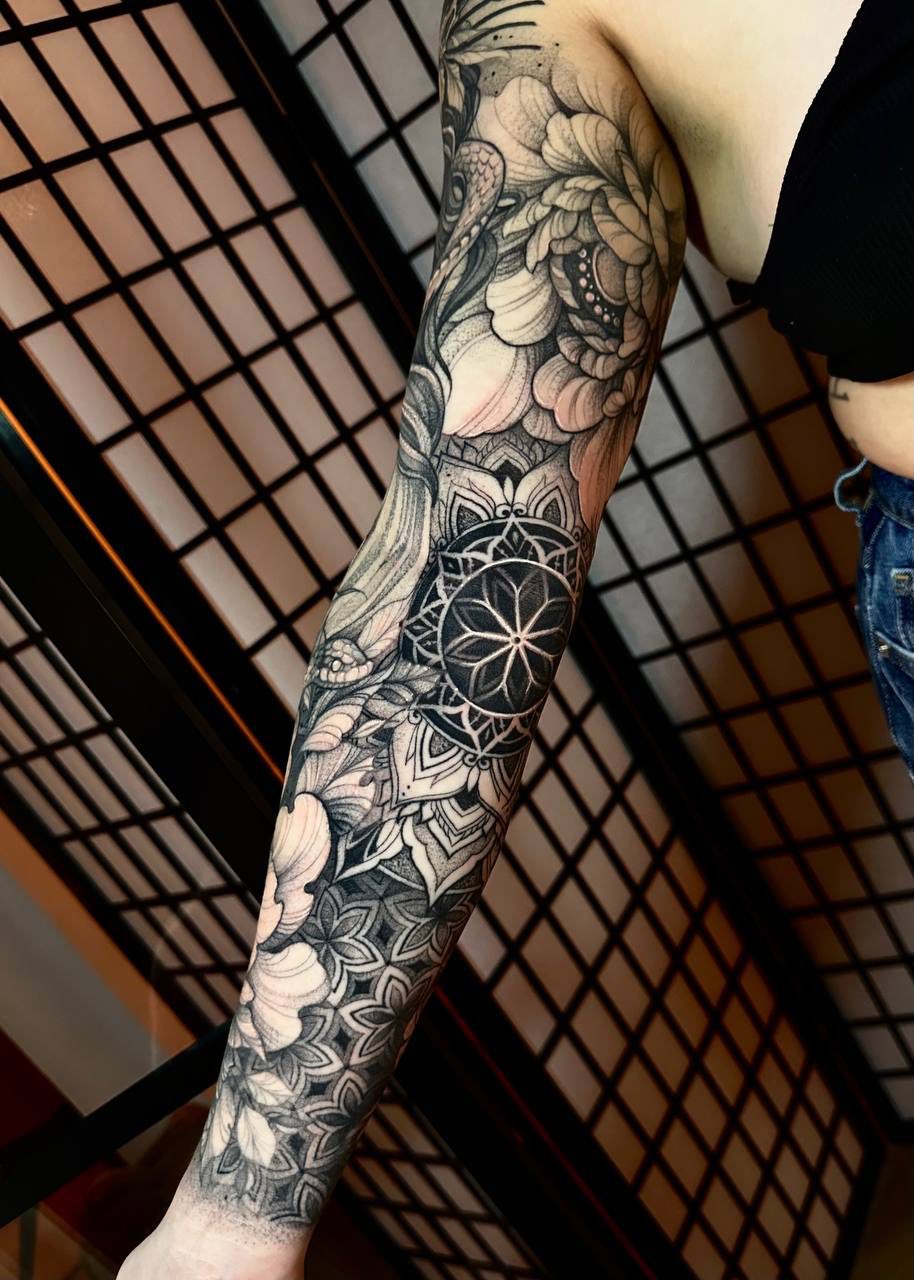 Mandala Tattoo Sleeve Berlin - Tattoo von Zina bei Void Ink Berlin