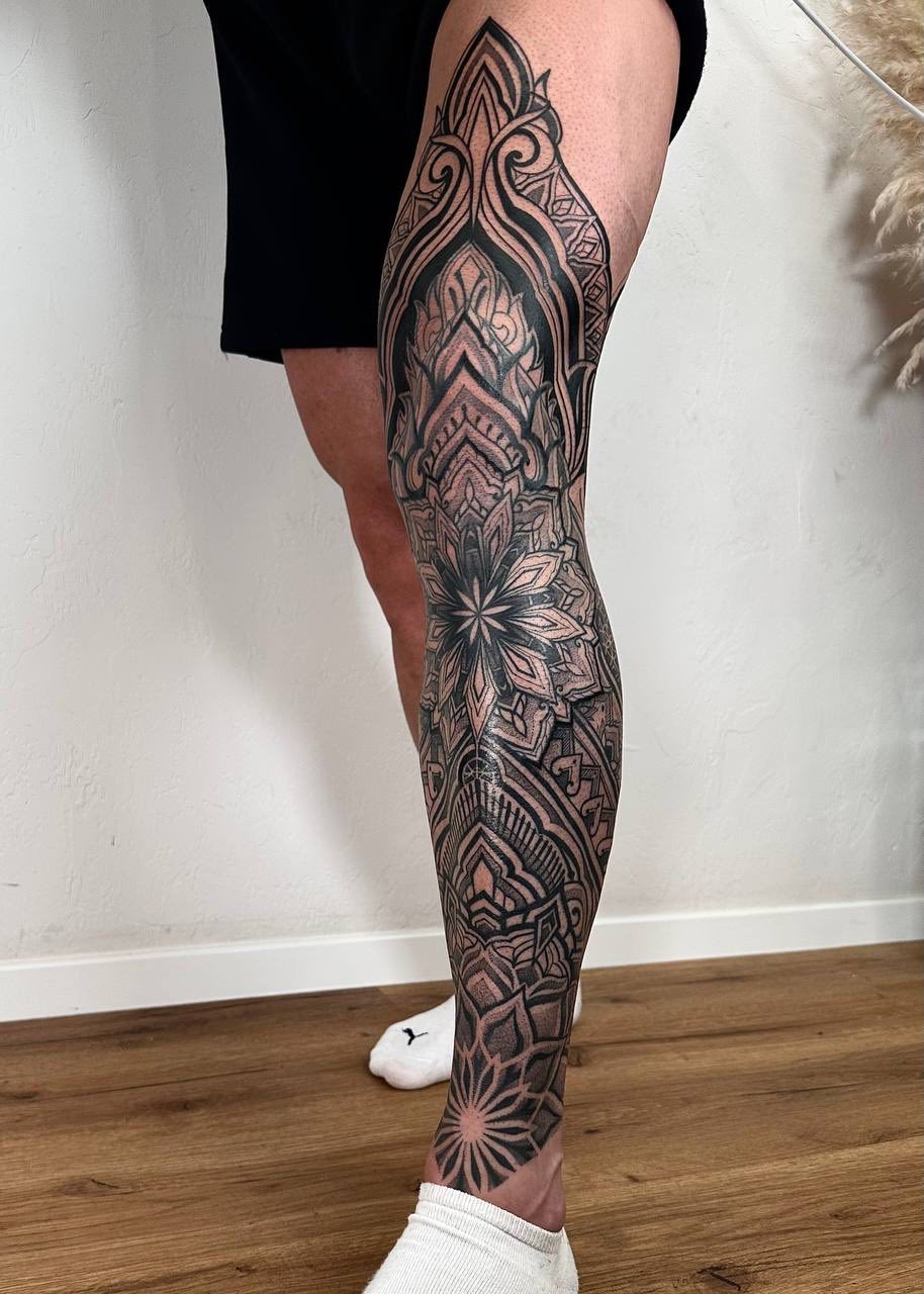 Ornamental Leg Tattoo in Berlin - Tattoo von Zina bei Void Ink Berlin